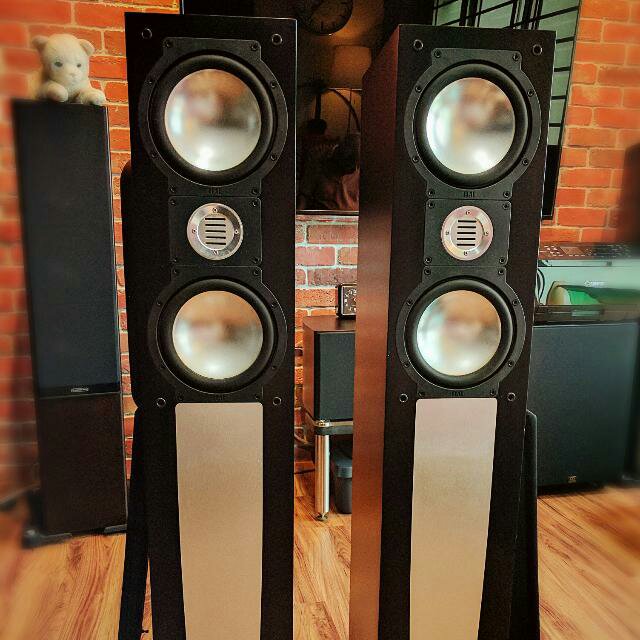 elac_209_jet_speakers_frontrear_1499244116_6144cd2b.jpeg
