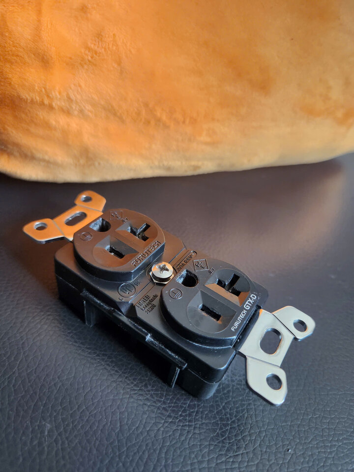 Furutech_GTX-D_02.jpg