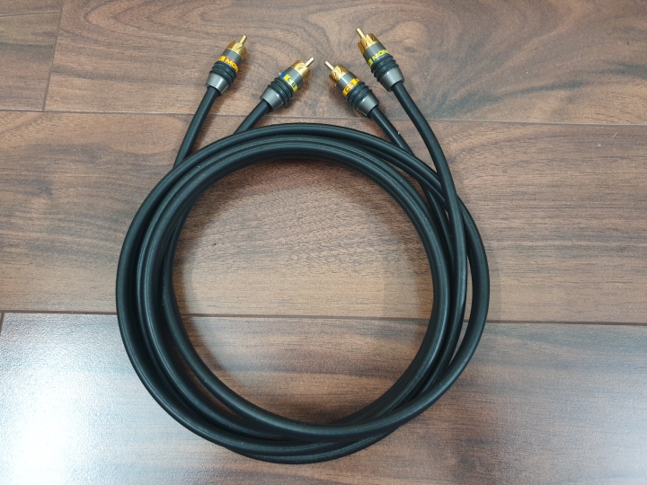 Monster RCA 2m.jpg
