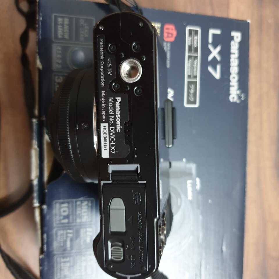 Panasonic LX7 bottom.jpg