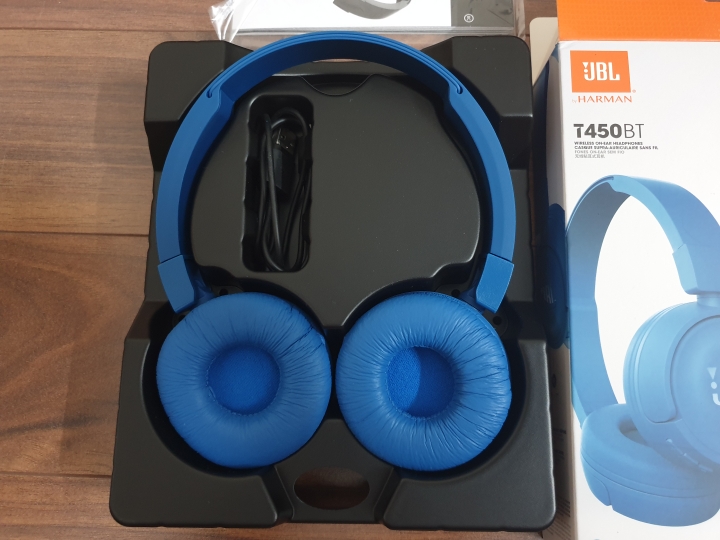 Tay nghe JBL 450BT 1.jpg