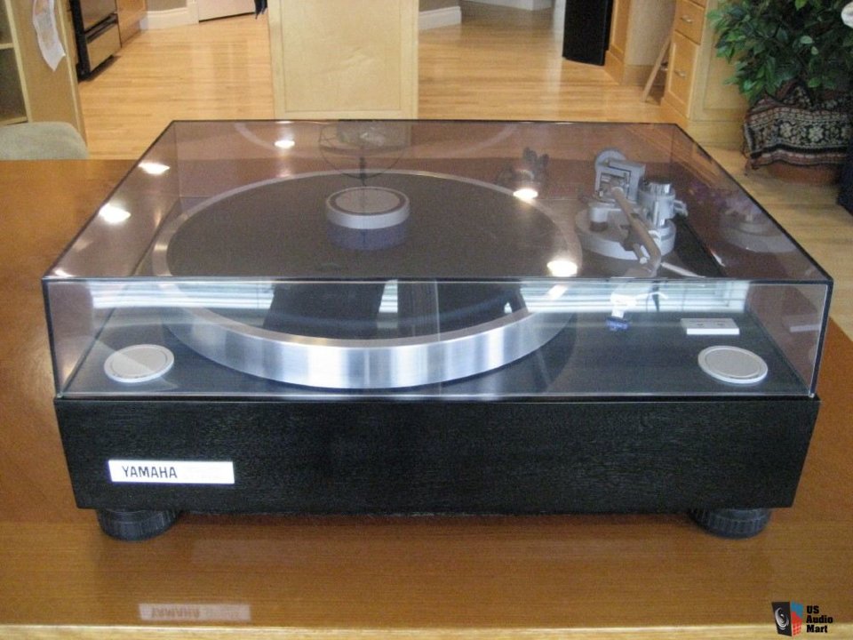 Yamaha GT-1000 turntable.jpg