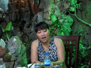người đẹp Phương đang hát.jpg