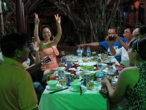 người đẹp Linh đang phấn khích.jpg