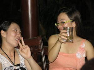 hai người đẹp đang cá độ(chọn anh nào đêm nay).jpg