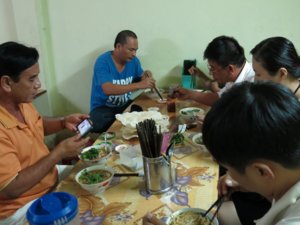 sau tiệc đói bụng phải ăn khuya.jpg