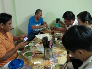 sau tiệc đói bụng phải ăn khuya.jpg