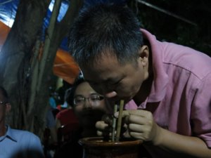 0639 quang ngan hút rượu cần.jpg