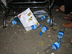 0657 tàn tích nước khoáng cho vào rượu cần.jpg