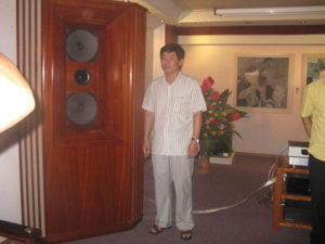 thi công với loa khủng đây.JPG