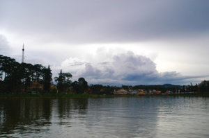 Chieu tan tren Ho Xuan Huong.jpg