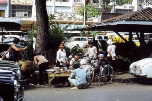 Bán cơm trưa cạnh dãy kiosque Nguyễn Huệ 1966.jpg