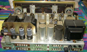 Fisher_800B_Tube_Stereo_Receiver_(internal_view).jpg