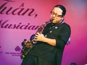 Saxophonist Trần Mạnh Tuấn.jpg