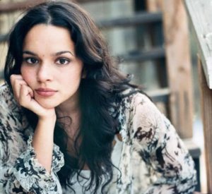 Norah Jones, một giọng ca jazz gốc Ấn.jpg