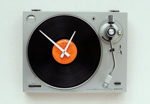 design-fetish-turntable-clock-1.jpg