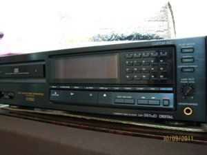 Sony_CDP-557ESD_front.JPG