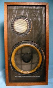 AR-4_Stereo_Speaker_sal_web.jpg